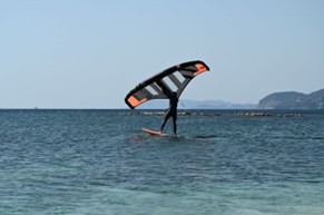 Activité nautique sur la plage de l’Almanarre, Hyères, le wingfoil