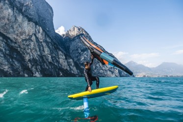 Pratique du wingfoil sur la Presqu’île de Giens, mer turquoise