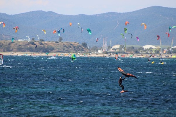 Un passionné de wingfoil profite des vagues à l'Almanarre