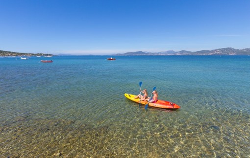 filles qui pagaient sur canoë kayak presqu’île de Giens à Hyères dans le Var