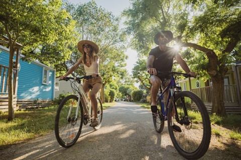 Un homme et une femme faisant du vélo au Camping International, Giens, Var