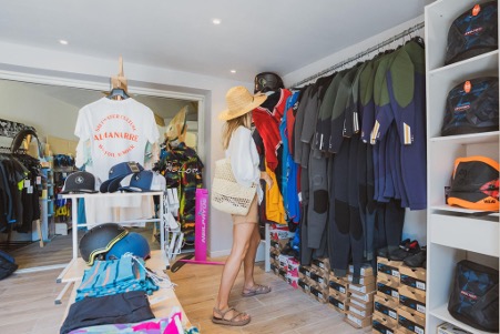 femme-faisant-shopping-dans-surfshop-spinout-hyeres-var-credit-photo-gossuin-brothers