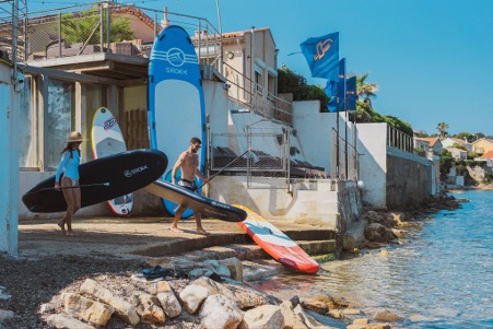 homme-et-femme-allant-faire-paddle-sur-plage-de-l-almanarre-spinout-hyeres-var-credit-photo-gossuin-brothers